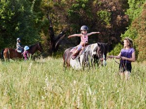 Kleine Kinder können auf Ponys reiten