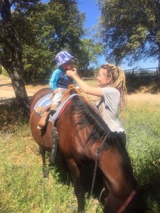 Kleine Kinder können auf Ponys reiten