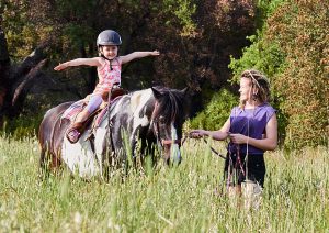 Für kleine Kinder können auf Ponys reiten